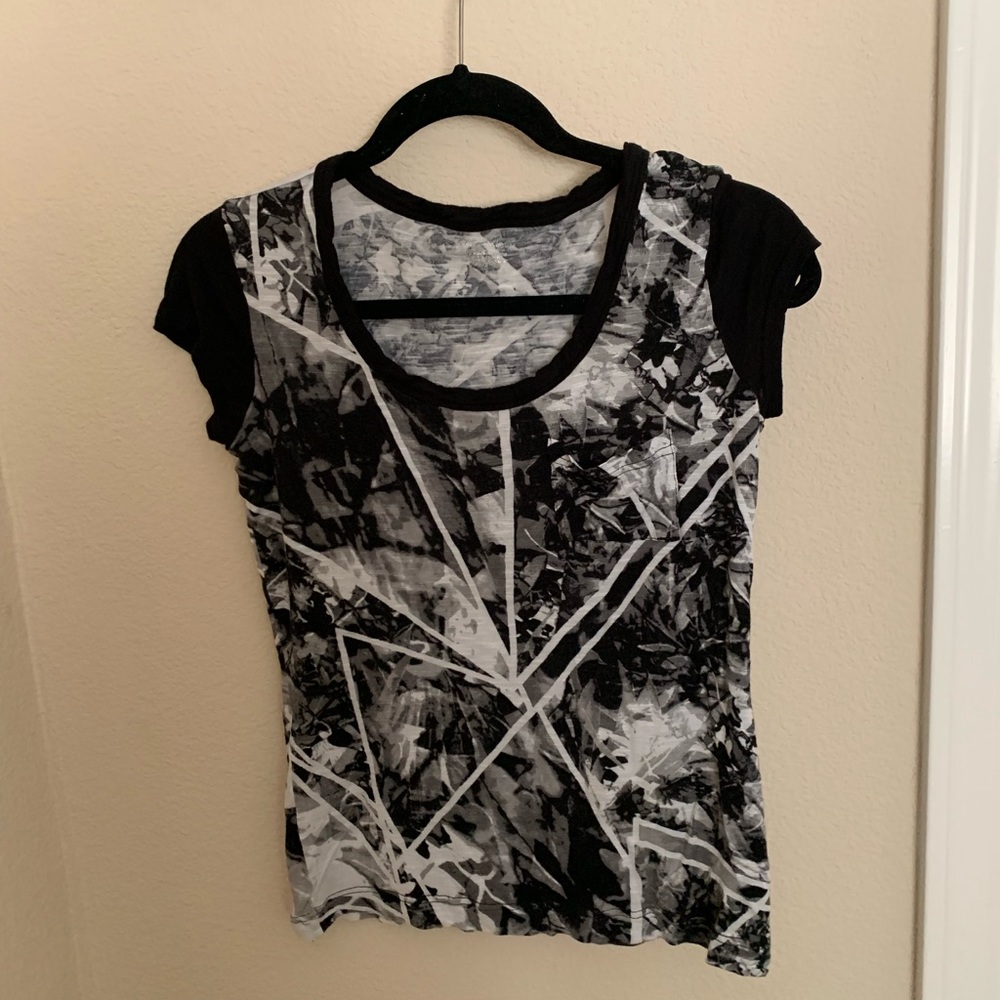 Black, white and gray design T-shirt